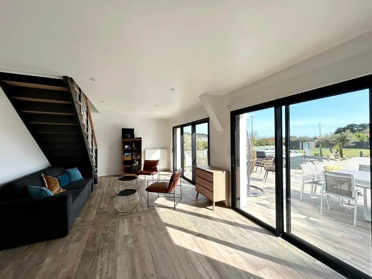 Superbe Villa Tout Confort Avec Piscine Chauffee Er Couverte Et Spa A 2 Pas De La Plage Fouesnant
