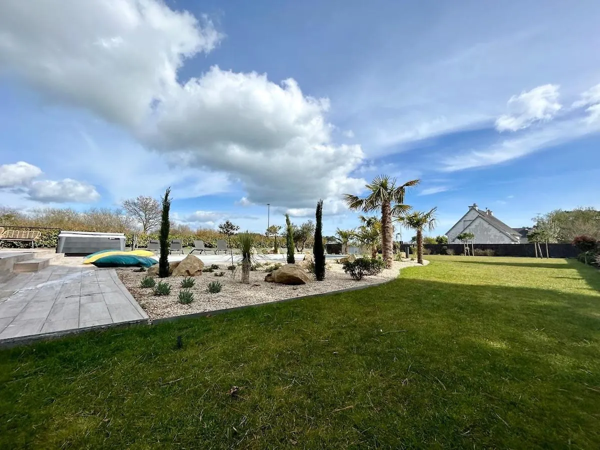 Superbe Villa Tout Confort Avec Piscine Chauffee Er Couverte Et Spa A 2 Pas De La Plage Fouesnant