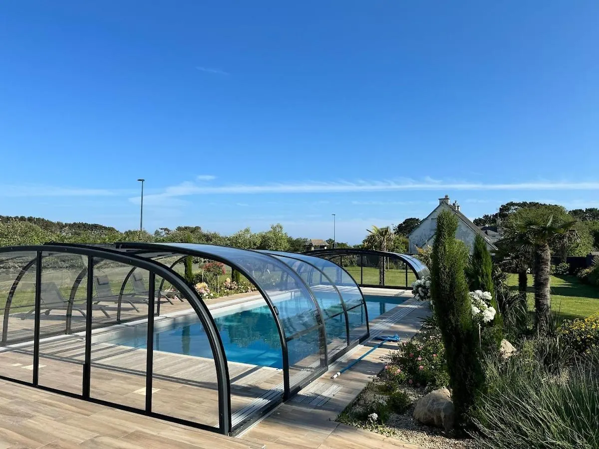 Superbe Villa Tout Confort Avec Piscine Chauffee Er Couverte Et Spa A 2 Pas De La Plage Fouesnant